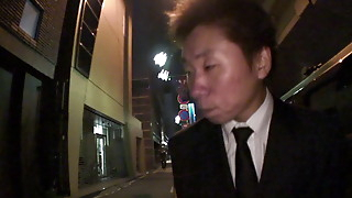 Japanese amateur sex of man who meets a woman in a bar, she likes his cock to come inside her