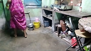 Indian bengali maid kitchen pe kam kar rahi thi moka miltahi maid ko jabardasti choda malik na.