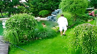 Die Nachbarin Siglinde im Garten vernascht