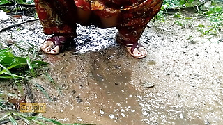 Malkin bhabi pee And sex with nokar in farmhouse bathroom