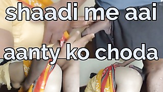 Shaddi me aai Aanty ko ghodi bana kar choda hindi language me bhabhi ko pichhe se doggy position me choda hindi audio mo