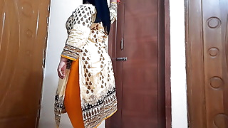 Devar ne mujhe khali ghar mein Jabardasti Choda - Desi MILF Bhabhi fucked by Devar while sweeping room (Hindi Audio)