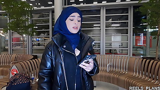 The veiled Iranian NADJA LAPIEDRA gets fucked anal in the toilet and in a corridor to pay for the plane !!!