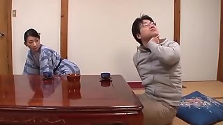 Asiatisch japanische Misread zeigt ihrem jungen Sohn liebevollen Mating