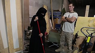 TOUR OF BOOTY - US Soldier Takes A Warmth To Sexy Arab Slave